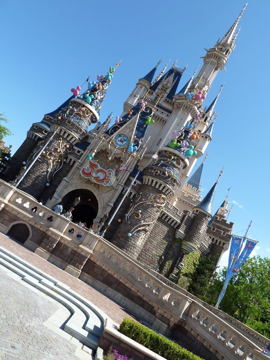 Lâu đài công chúa Cinderella biểu tượng của Tokyo Disneyland