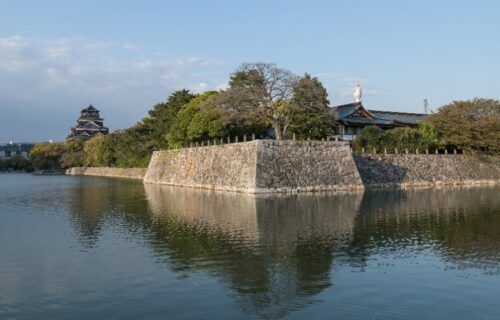 Toàn cảnh lâu đài Hiroshima với tháp chính màu đen bên hào nước