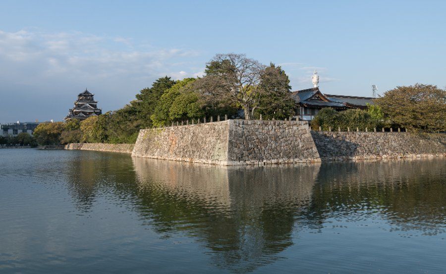 Toàn cảnh lâu đài Hiroshima với tháp chính màu đen bên hào nước