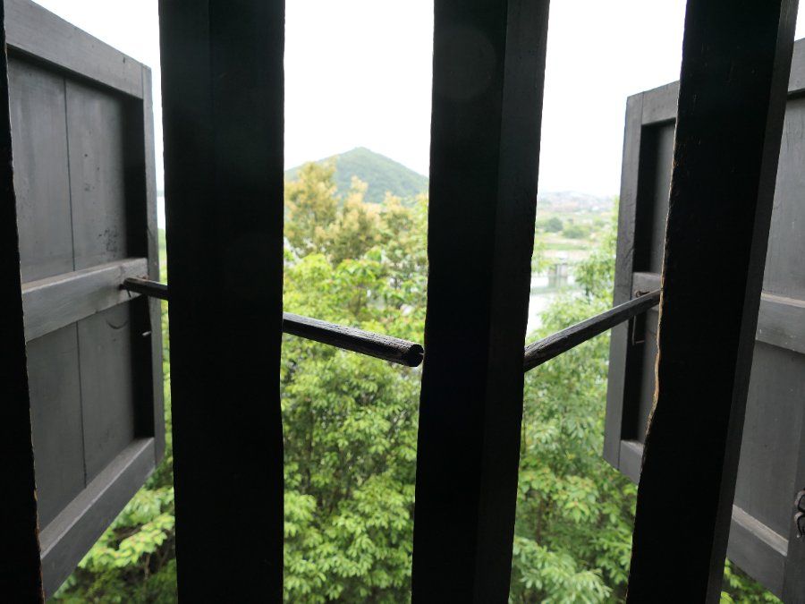 Lâu đài Inuyama nhìn từ dưới chân đồi với tường đá bao quanh