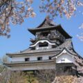 Toàn cảnh lâu đài Inuyama nằm trên vách đá bên bờ sông Kiso