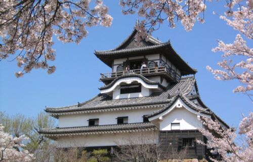 Toàn cảnh lâu đài Inuyama nằm trên vách đá bên bờ sông Kiso
