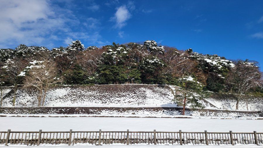 Kiến trúc lâu đài Kanazawa nhìn cận cảnh với chi tiết mái ngói trắng đặc trưng