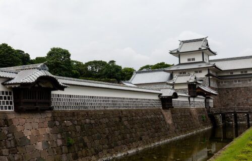 Toàn cảnh lâu đài Kanazawa với tường trắng và mái ngói đặc trưng vùng Hokuriku
