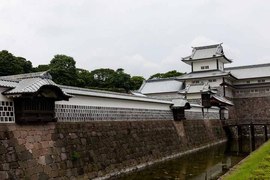 Toàn cảnh lâu đài Kanazawa với tường trắng và mái ngói đặc trưng vùng Hokuriku