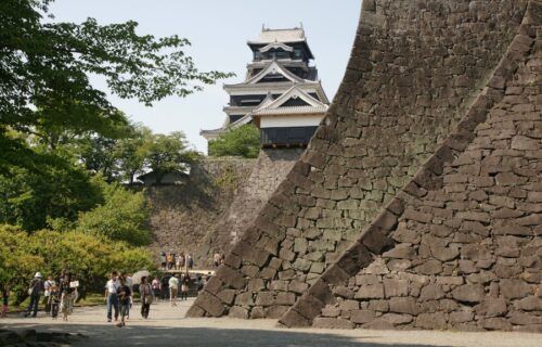 Toàn cảnh lâu đài Kumamoto với tường đá cao đặc trưng