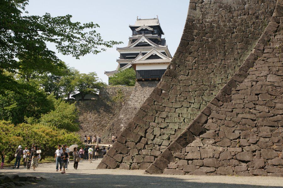 Toàn cảnh lâu đài Kumamoto với tường đá cao đặc trưng