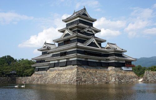 Lâu đài Matsumoto với tường màu đen đặc trưng phản chiếu trên hào nước