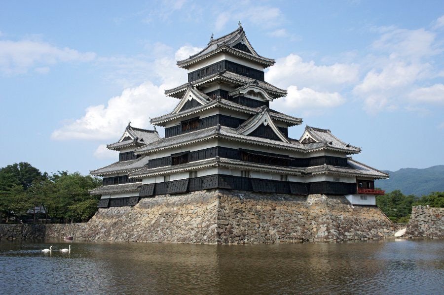 Lâu đài Matsumoto với tường màu đen đặc trưng phản chiếu trên hào nước