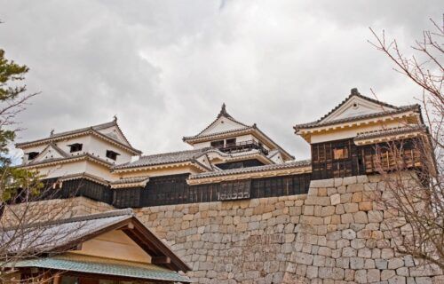 Toàn cảnh lâu đài Matsuyama ở Ehime với tháp chính nguyên bản trên đỉnh núi Katsuyama