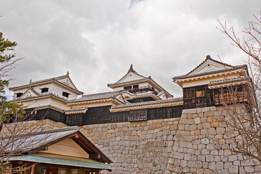 Toàn cảnh lâu đài Matsuyama ở Ehime với tháp chính nguyên bản trên đỉnh núi Katsuyama
