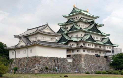 Toàn cảnh lâu đài Nagoya với tháp chính màu trắng nổi bật trên nền trời