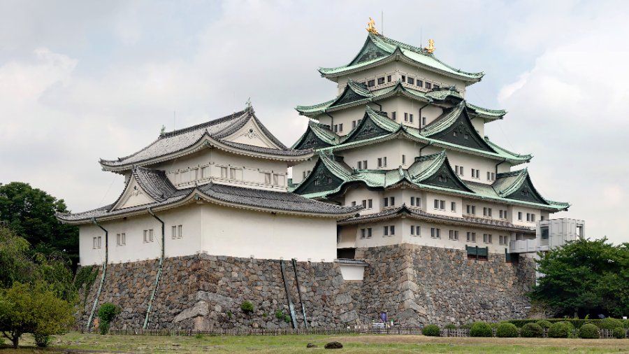 Toàn cảnh lâu đài Nagoya với tháp chính màu trắng nổi bật trên nền trời