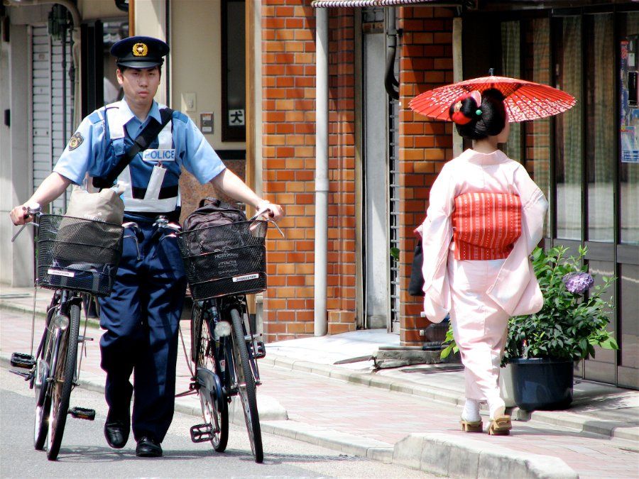Một maiko (geisha học việc) trong trang phục kimono truyền thống trên phố Gion Kyoto