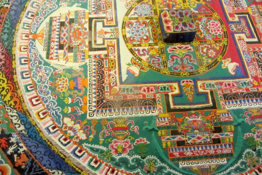 Mandala cát được tạo bởi các nhà sư Tây Tạng tại tu viện Sera