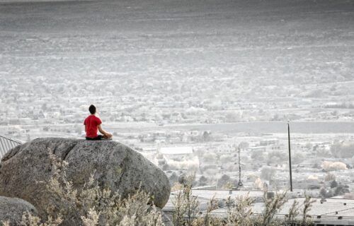 Người ngồi thiền thực hành Mantra trong tư thế yoga