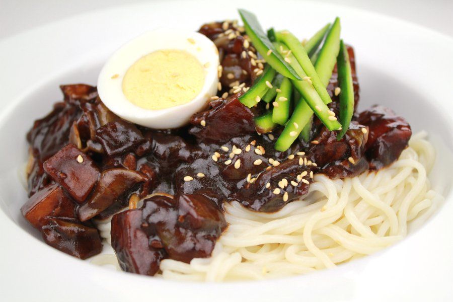 Món mì tương đen Jajangmyeon - đặc sản khởi nguồn từ Incheon Chinatown