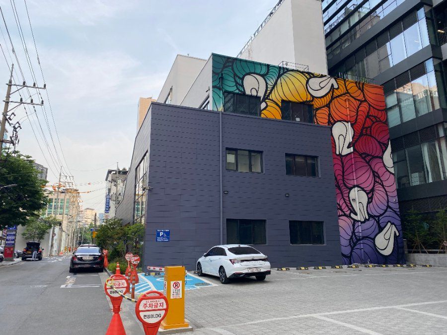 Tranh graffiti nghệ thuật trên tường nhà xưởng cũ tại Seongsu-dong