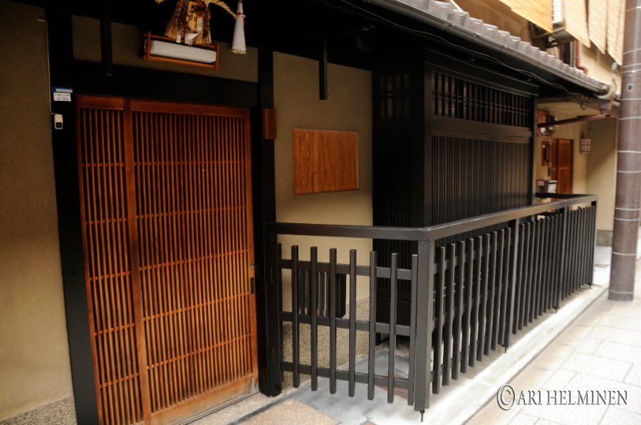 Kiến trúc nhà gỗ machiya mặt tiền hẹp đặc trưng của khu phố cổ Gion