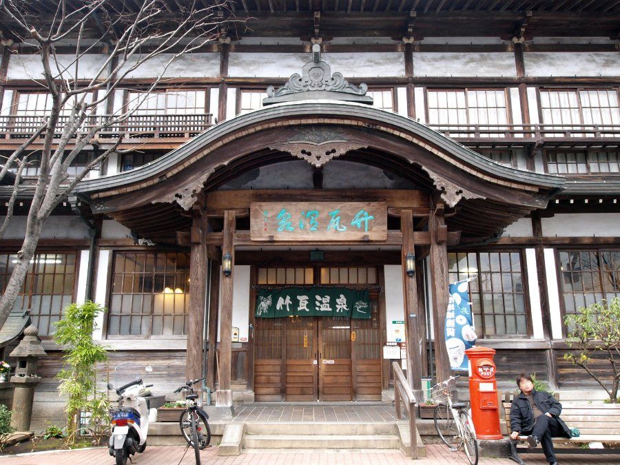 Nhà tắm công cộng cổ Takegawara Onsen kiến trúc gỗ truyền thống tại Beppu