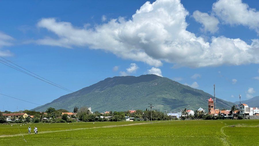 Dãy núi Hòn Heo nhìn từ vùng biển Ninh Hòa Khánh Hòa
