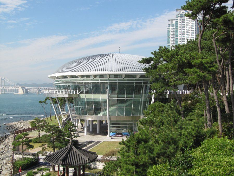 Tòa nhà Nurimaru APEC House hình tròn trên đảo Dongbaek, Busan