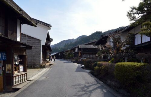 Con đường chính Nakasendo xuyên qua phố cổ Tsumago-juku Nagano