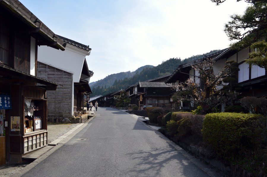 Con đường chính Nakasendo xuyên qua phố cổ Tsumago-juku Nagano
