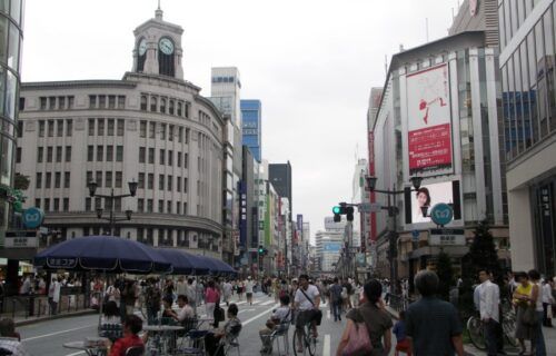 Con phố mua sắm sang trọng Ginza tại trung tâm Tokyo