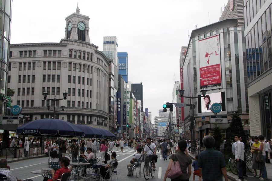 Con phố mua sắm sang trọng Ginza tại trung tâm Tokyo
