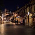 Con phố đá cổ Hanamikoji dài 1km xuyên qua khu Gion Kyoto