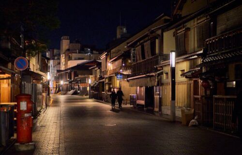 Con phố đá cổ Hanamikoji dài 1km xuyên qua khu Gion Kyoto