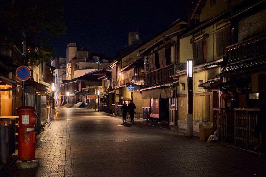 Con phố đá cổ Hanamikoji dài 1km xuyên qua khu Gion Kyoto