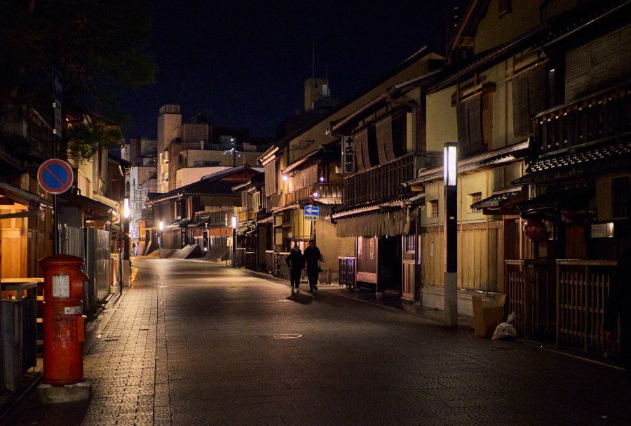 Con phố đá cổ Hanamikoji dài 1km xuyên qua khu Gion Kyoto