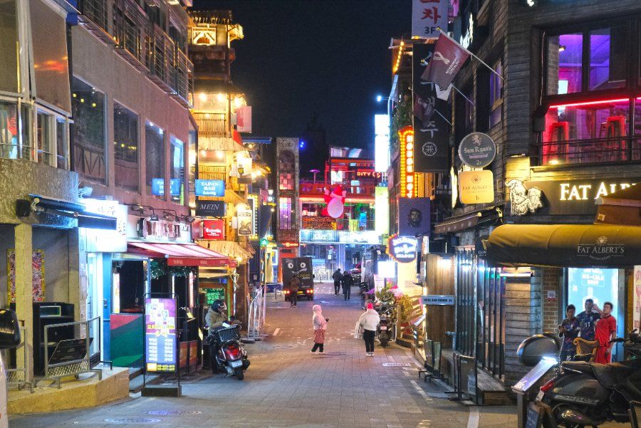 Con phố chính tại khu Itaewon, Seoul
