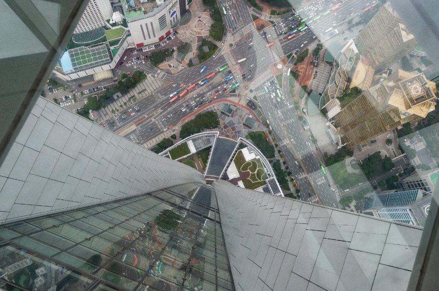 Sàn kính trong suốt nhìn thẳng xuống đất tại đài quan sát Seoul Sky, Lotte World Tower