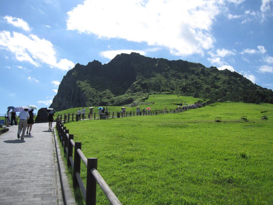 Đỉnh núi lửa Seongsan Ilchulbong nhìn từ dưới chân núi, Jeju