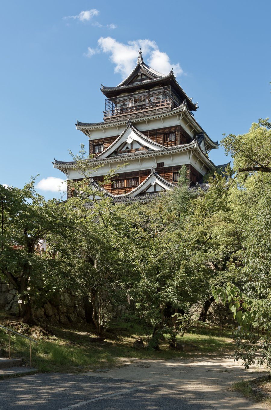 Cận cảnh tháp chính Tenshu 5 tầng của lâu đài Hiroshima