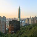 Tòa tháp Taipei 101 nổi bật giữa đường chân trời thành phố Đài Bắc