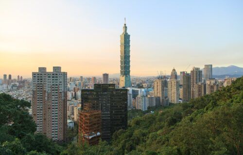 Tòa tháp Taipei 101 nổi bật giữa đường chân trời thành phố Đài Bắc