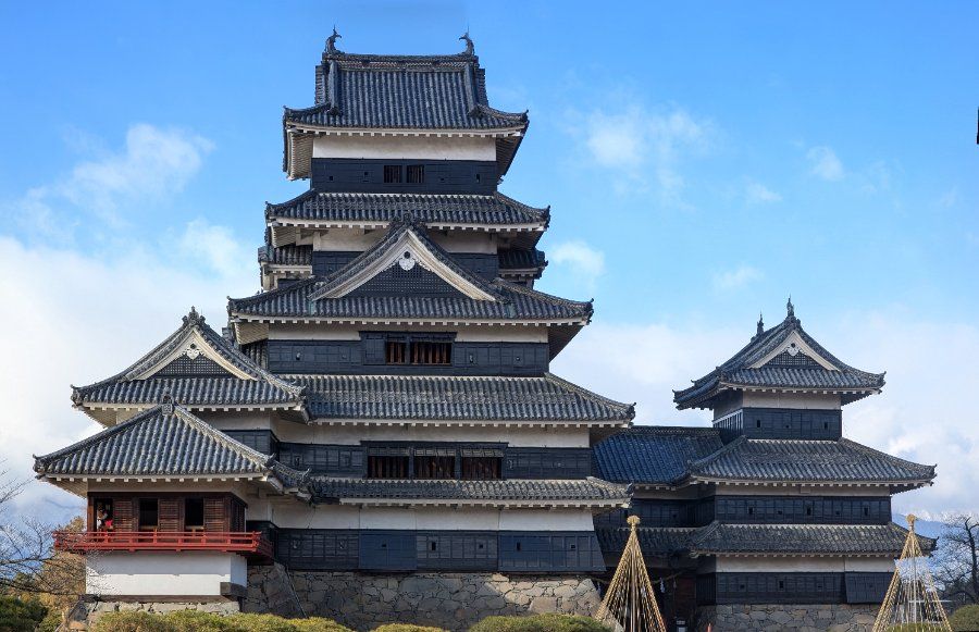 Toàn cảnh lâu đài Matsumoto bao quanh bởi hào nước và dãy núi Alps Nhật Bản