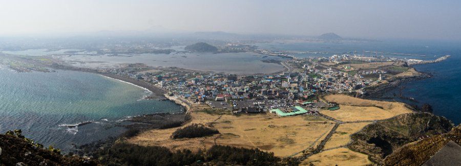 Toàn cảnh biển và làng chài nhìn từ đỉnh núi lửa Seongsan Ilchulbong