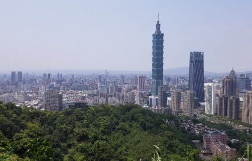 Toàn cảnh đường chân trời thành phố Đài Bắc với tòa tháp Taipei 101 nổi bật