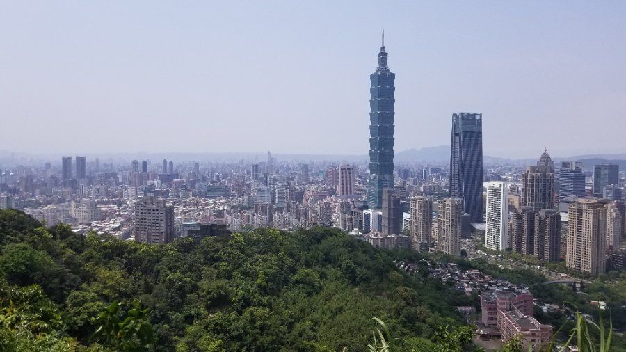 Toàn cảnh đường chân trời thành phố Đài Bắc với tòa tháp Taipei 101 nổi bật