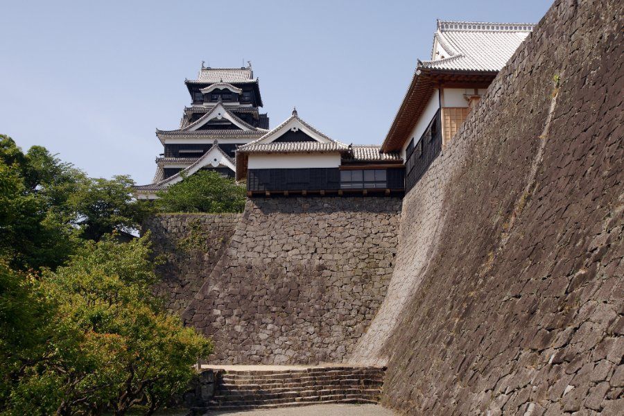 Tường đá cong đặc trưng musha-gaeshi của lâu đài Kumamoto