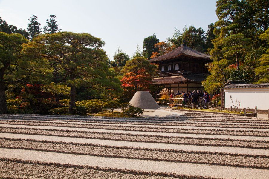Vườn cát trắng Ginsadan với gò cát hình nón Kogetsudai trong khuôn viên Ginkaku-ji