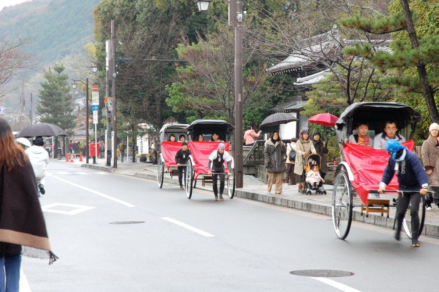 Xe kéo rickshaw truyền thống chở khách tham quan quanh khu Arashiyama