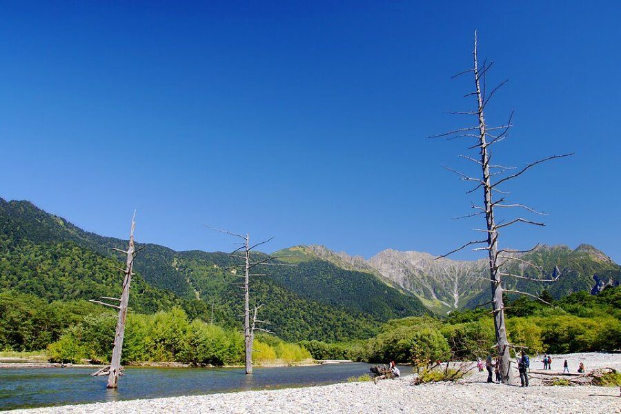 Ao Taisho ở thung lũng Kamikochi với dãy núi Hotaka phía sau