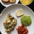 Bua sang healthy voi trung bac, bo va salad ca chua