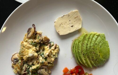 Bua sang healthy voi trung bac, bo va salad ca chua